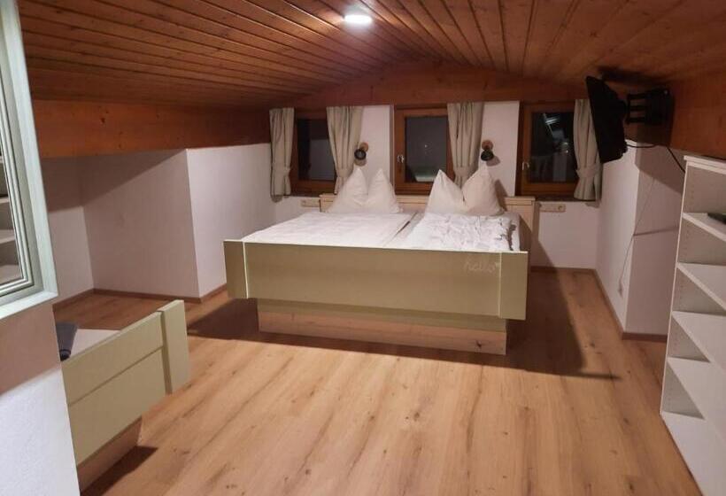 房顶倾斜的标准房间, Rosi`s