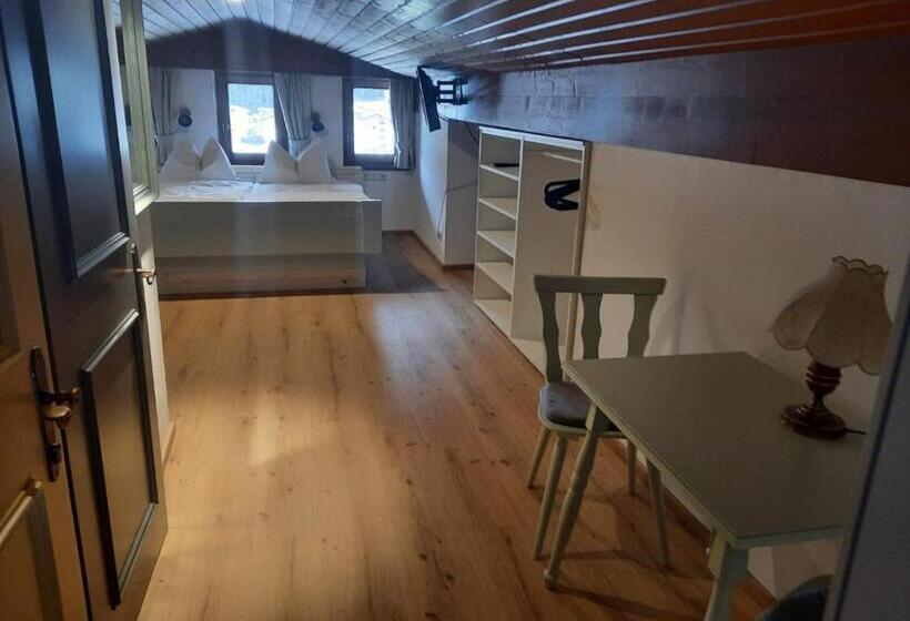 房顶倾斜的标准房间, Rosi`s