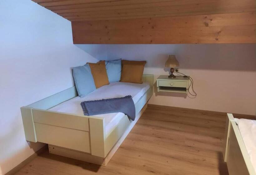 房顶倾斜的标准房间, Rosi`s