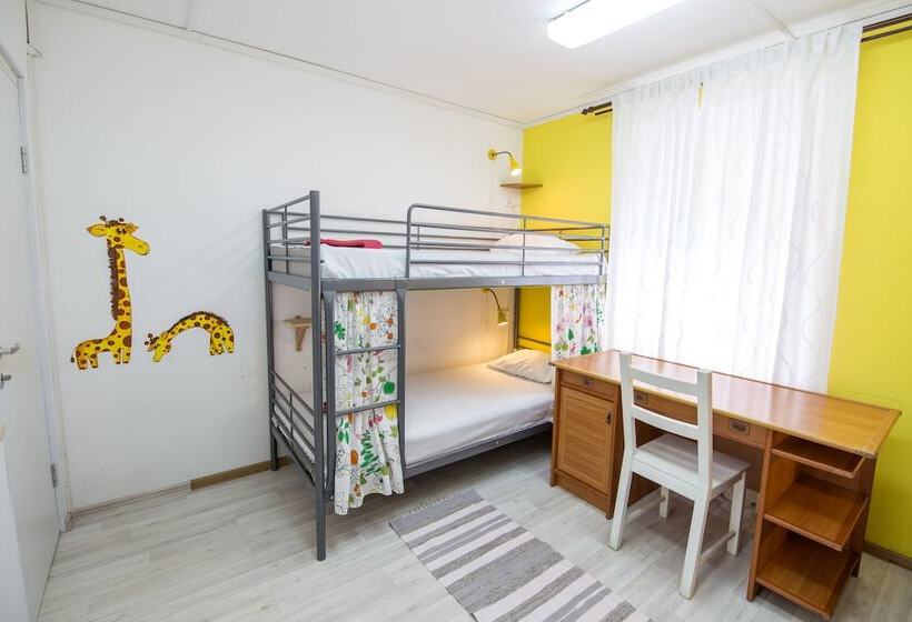 ルームシェアのワンベッド, Artist Hostel On Kurskaya