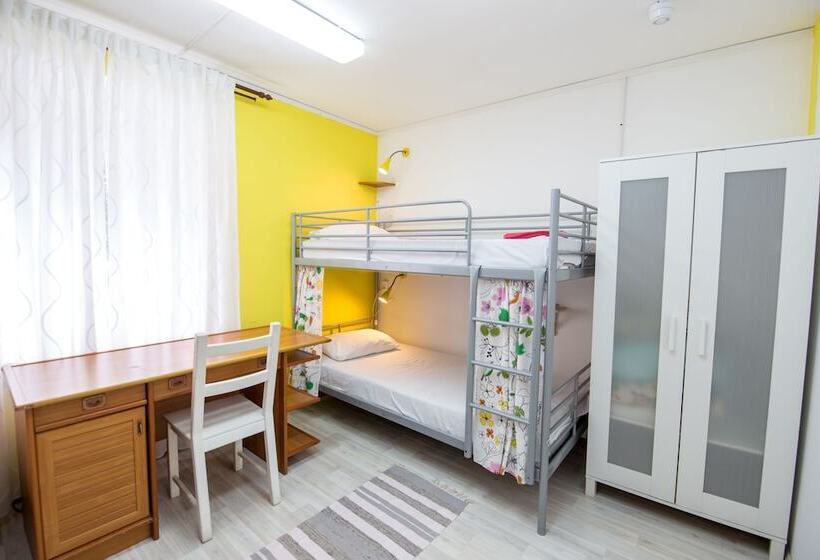 ルームシェアのワンベッド, Artist Hostel On Kurskaya
