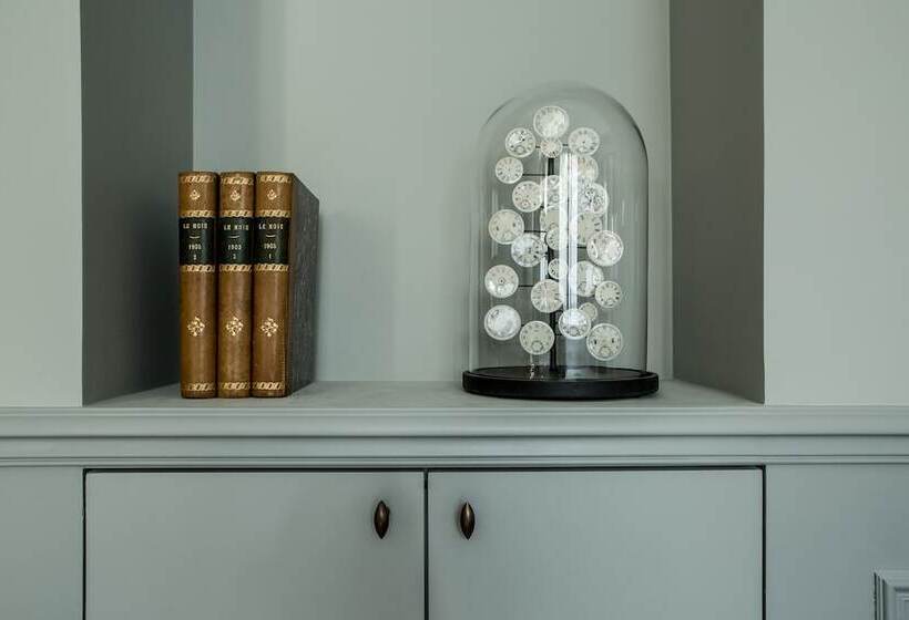 اتاق لوکس, Charles V