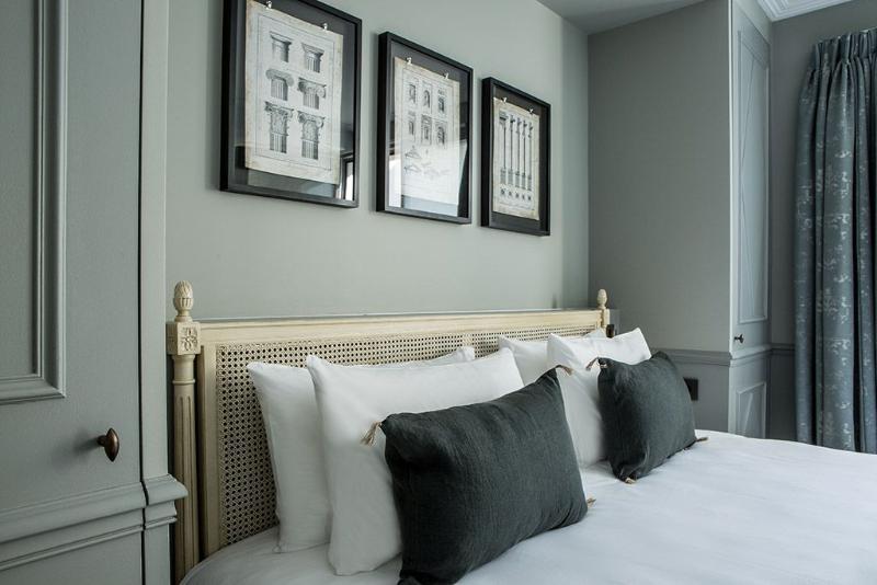 اتاق لوکس, Charles V