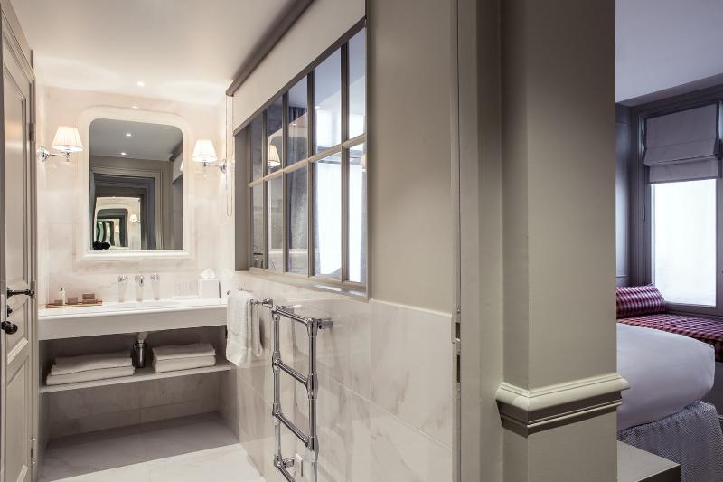 اتاق لوکس, Charles V