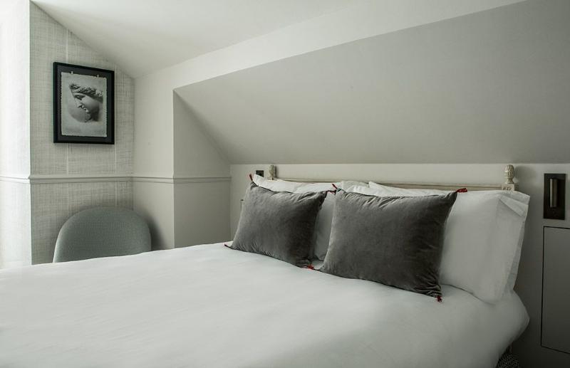 اتاق سوپریور, Charles V