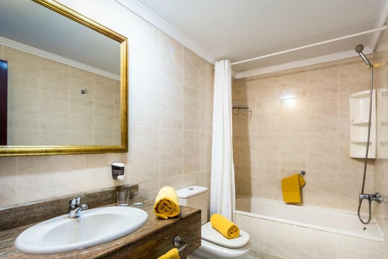 اتاق لوکس با تخت بزرگ, Holiday Inn & Suites Saigon Airport, An Ihg