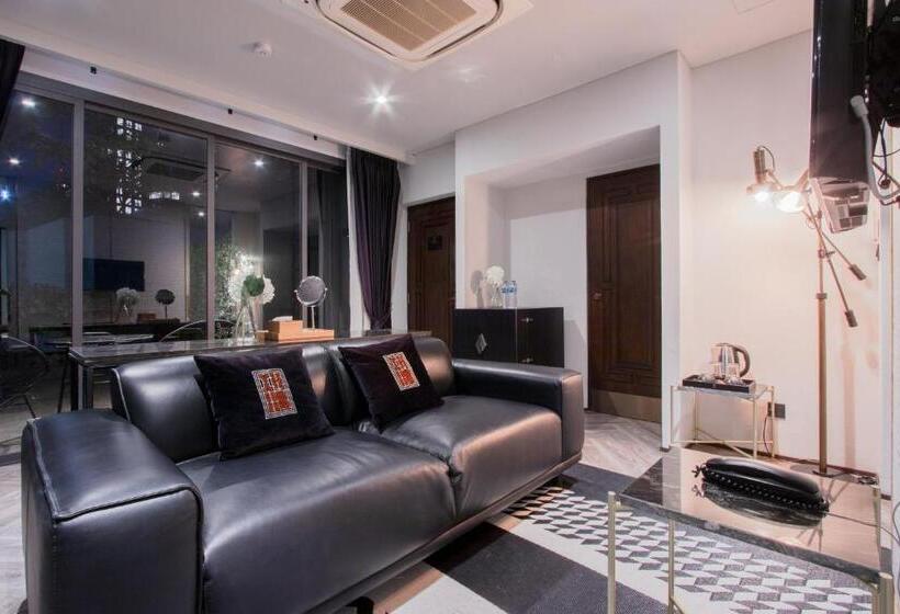 سوییت اجرایی, Iron