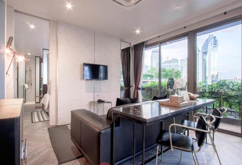 سوییت اجرایی, Iron