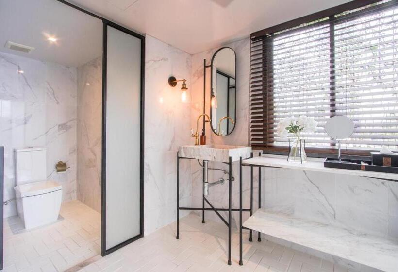 اتاق سوپریور با تخت بزرگ, Iron