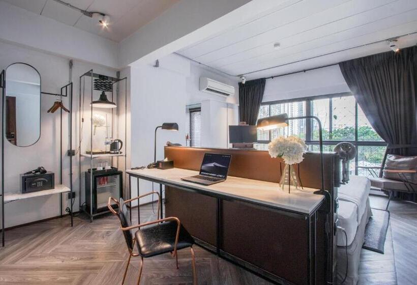 اتاق سوپریور با تخت بزرگ, Iron