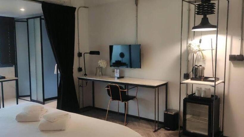 اتاق لوکس با تخت بزرگ, Iron