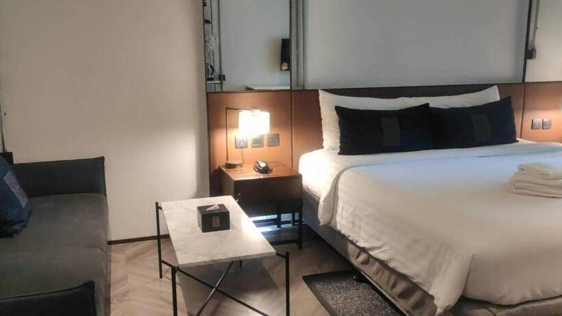 اتاق لوکس با تخت بزرگ, Iron