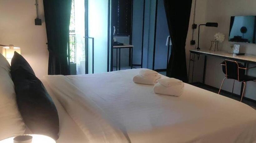 اتاق لوکس با تخت بزرگ, Iron