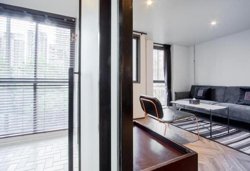 اتاق لوکس با تخت بزرگ, Iron