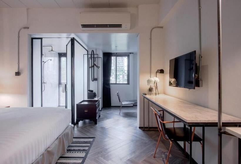 اتاق لوکس با تخت بزرگ, Iron