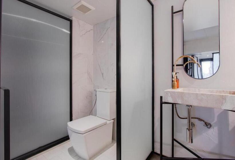 اتاق لوکس با تخت بزرگ, Iron