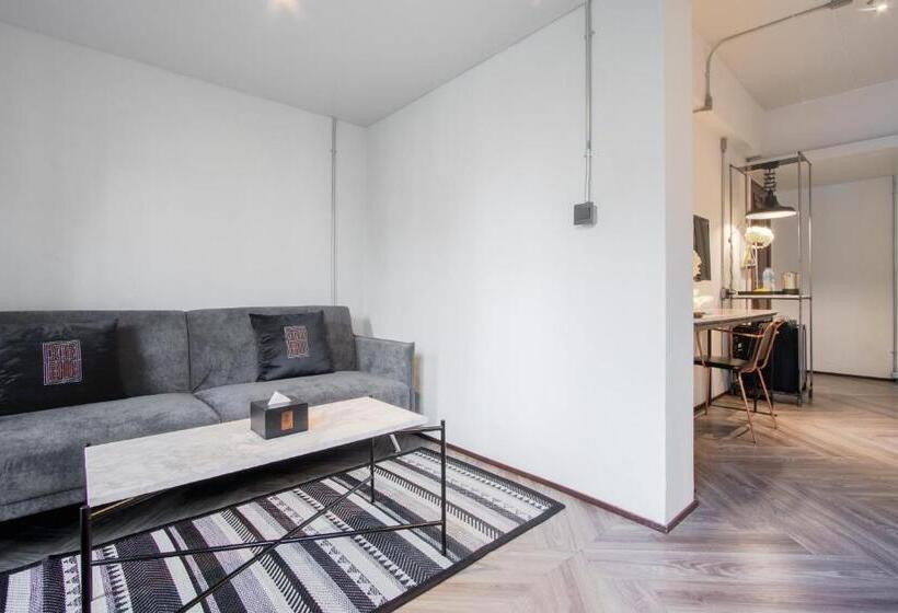 اتاق لوکس با تخت بزرگ, Iron