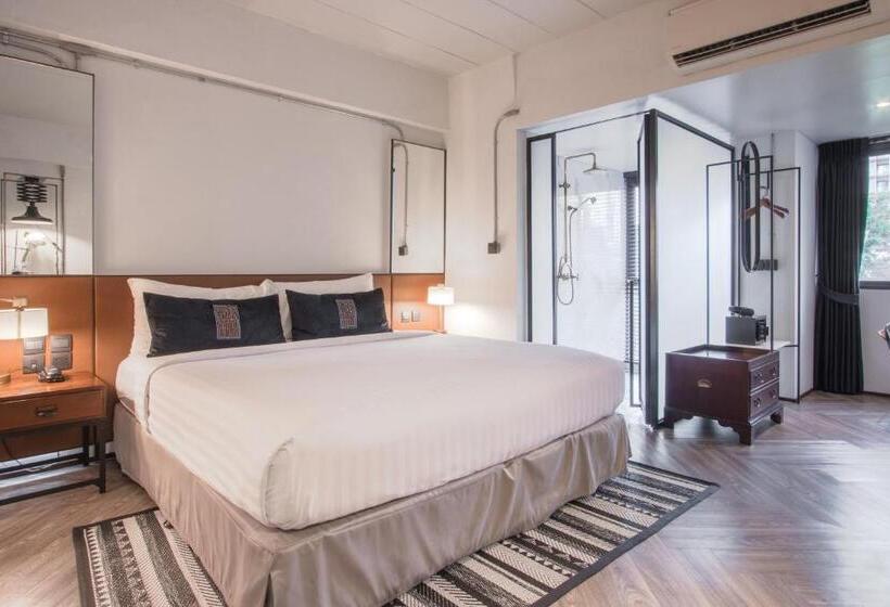 اتاق لوکس با تخت بزرگ, Iron