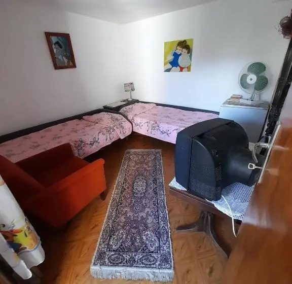 اتاق استاندارد چهارنفره با بالکن, Villa Trakia