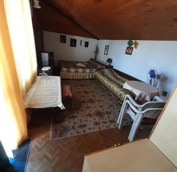 اتاق استاندارد سه تخته با بالکن, Villa Trakia