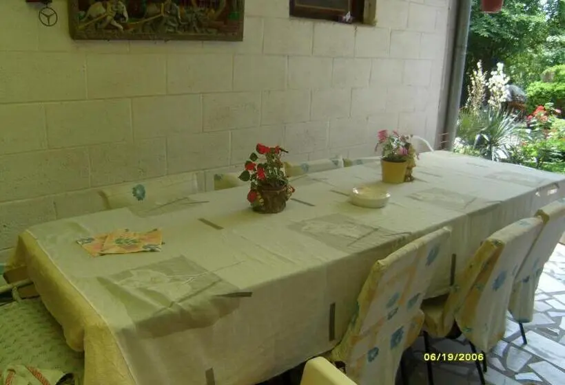اتاق استاندارد سه تخته با سرویس بهداشتی مشترک, Villa Trakia