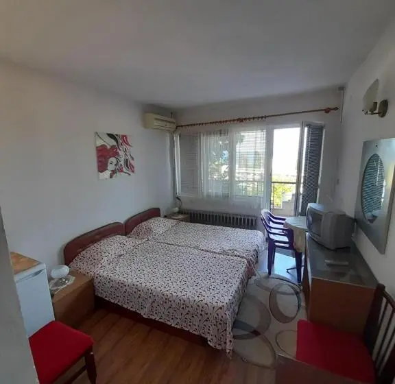 اتاق لوکس با بالکن و چشم‌انداز دریا, Villa Trakia