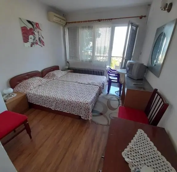 اتاق لوکس با بالکن و چشم‌انداز دریا, Villa Trakia