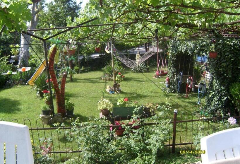 Четырехместный Номер Стандарт с Балконом, Villa Trakia