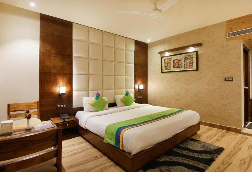 اتاق لوکس, Treebo Punjabi Nature Residency, Near Faridabad Railway Station