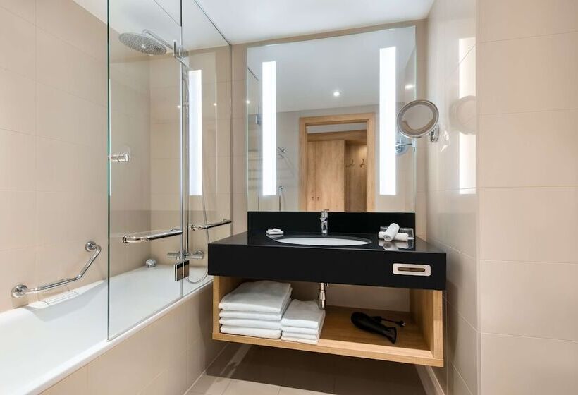 اتاق خانوادگی با چشمانداز کوه, Radisson Blu Hotel & Residences