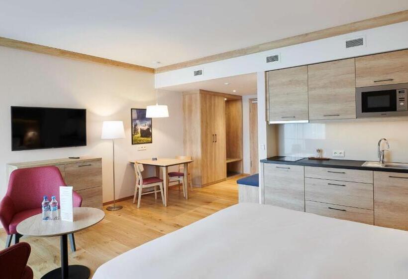 استودیوی استاندارد, Radisson Blu Hotel & Residences