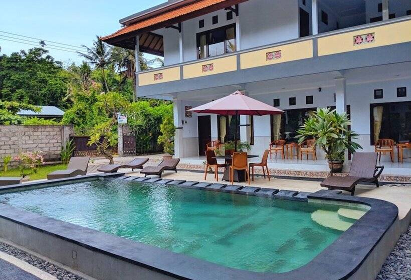 Pokój Trzyosobowy Deluxe Widok Basen, Serangan Inn Mimba