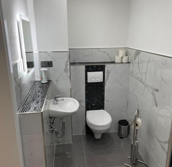 이코노미 룸, Anker