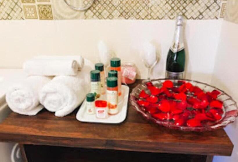 스탠다드 룸 킹사이즈 침대, De Falcon Goa Beach Resort