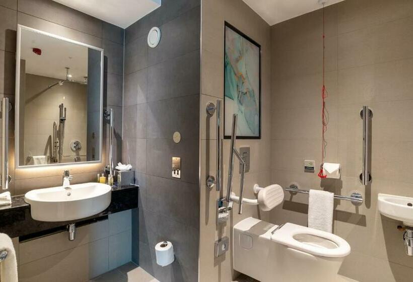 适合残疾人士使用的带超级大床的标准间, Hilton Garden Inn London Heathrow Terminal 2 And 3