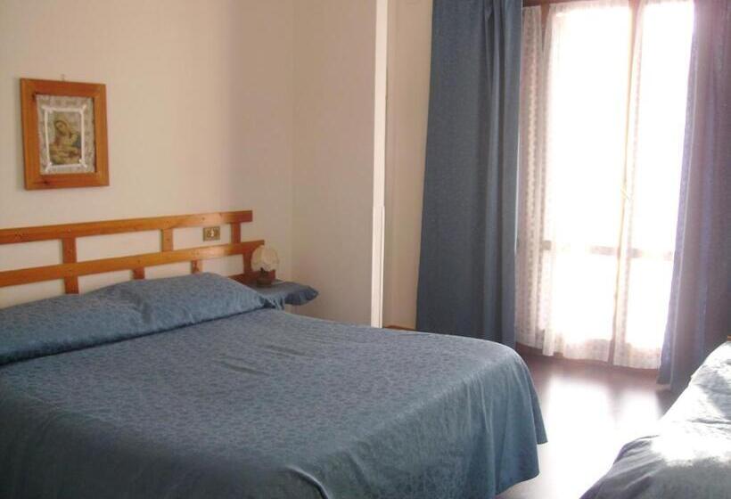 Quarto Triplo Estandar com Sacada, Villa Stella
