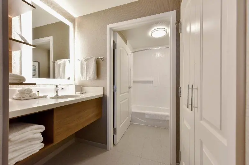キングサイズベッドのスイートルーム, Staybridge Suites Waterloo  St. Jacobs Area