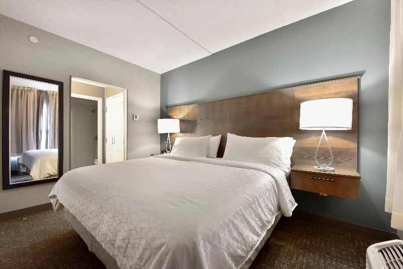Люкс Кровать Кинг, Staybridge Suites Waterloo  St. Jacobs Area