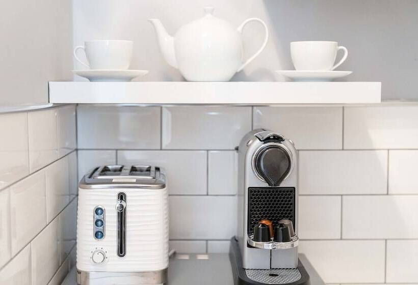 استودیوی استاندارد, Edinburgh Castle Apartments