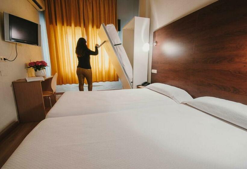 스탠다드 트리플 룸, Embajador