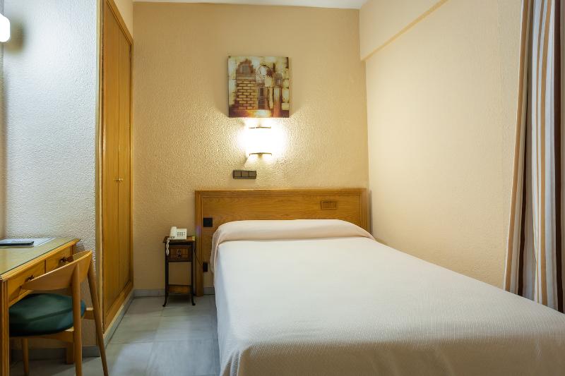 اتاق استاندارد یک نفره, Zeus