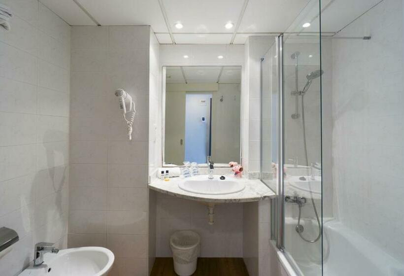 패밀리 룸 풀장 전망, Medplaya Hotel Santa Monica