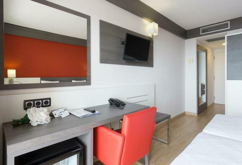 Семейный Номер Вид на Бассейн, Medplaya Hotel Santa Monica