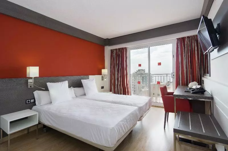 اتاق خانوادگی با چشم‌انداز استخر, Medplaya Hotel Santa Monica