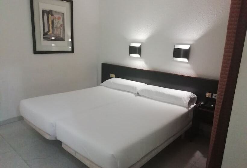 Номер Стандарт Вид на Горы, Monegal