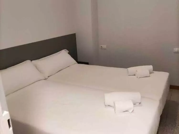 Banyo Paylaşımlı Ekonomik Oda, Monegal