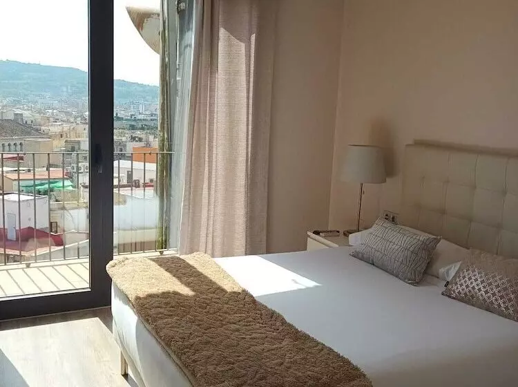 Lüks Aile Odası, Monegal