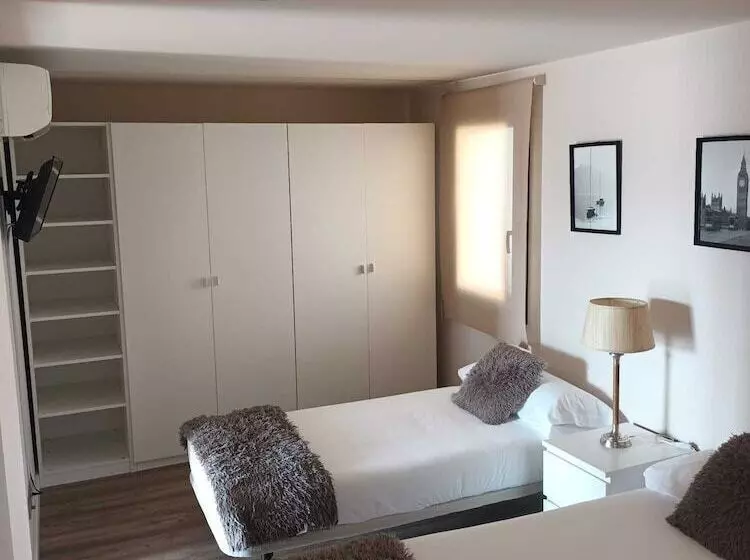 Lüks Aile Odası, Monegal