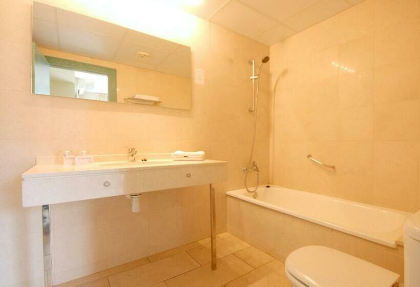 חדר סטנדרט לארבעה, Safari