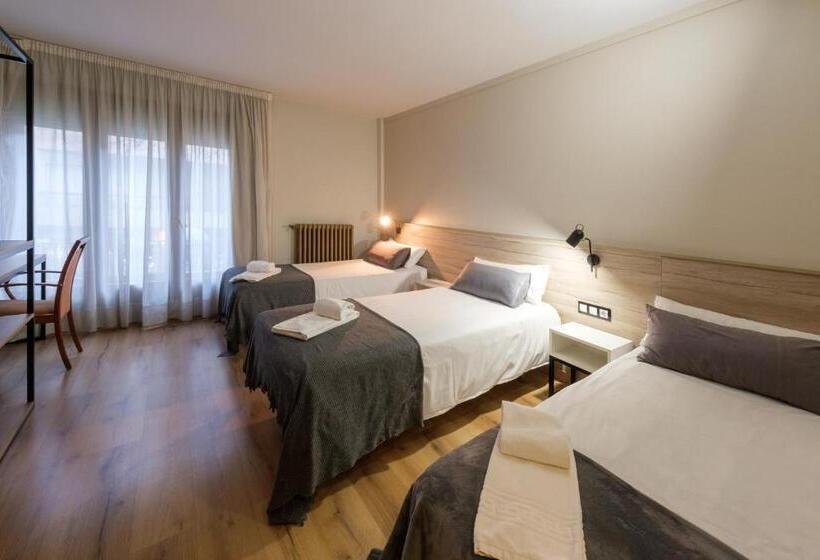 חדר סטנדרט לשלושה, Torres Manlleu